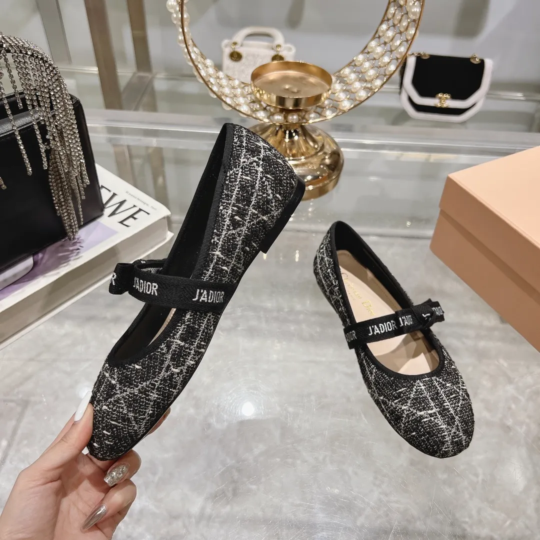 👟👟Ex-factory price 520👟👟 "Exclusive top version" Dior*Dior ✅2024vs spring and summer new series... [Round toe single shoes with small pearls] Original purchase and development! The last details of this shoe are perfectly restored 💐 The upper is made of special material and the inner padding is made of delicate lambskin. You can see the quality by looking at the details in real photos. It is a versatile style for little ladies and a lady. It is a stunning shoe at first glance... I love it. The genuine leather outsole imported from Italy has a five-pointed star logo! 35-39 (34.40 customization is non-refundable) Packaging: Original full set of packaging ☀The color official website is updated simultaneously